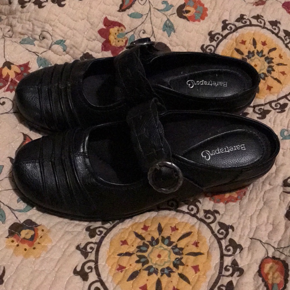 Baretraps size 7.5 wide. Black mule
